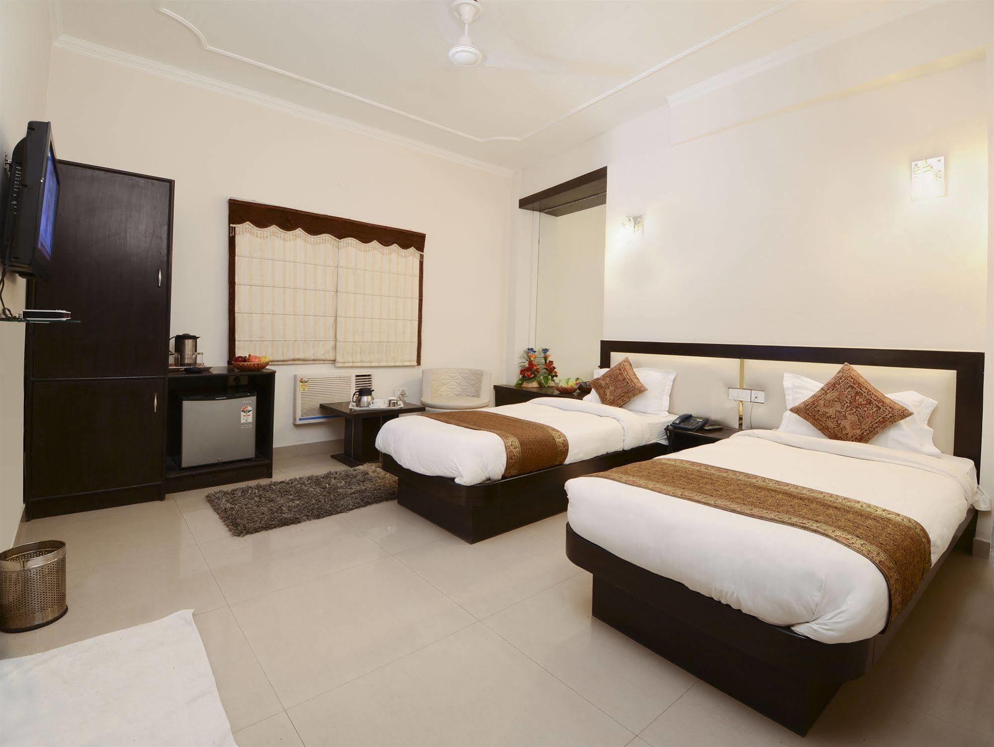 Fabhotel Plus Maniram Palace Агра Экстерьер фото