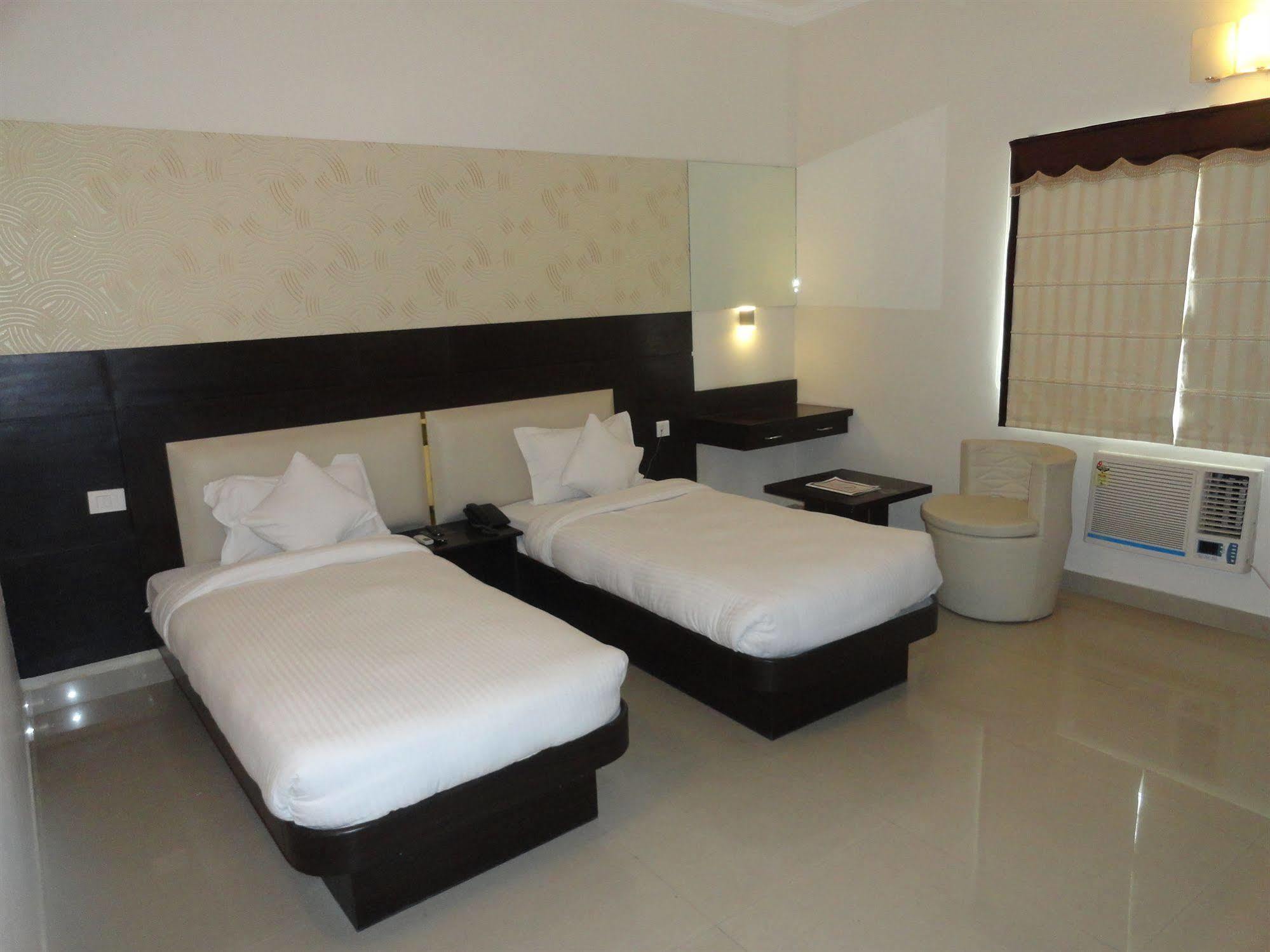 Fabhotel Plus Maniram Palace Агра Экстерьер фото