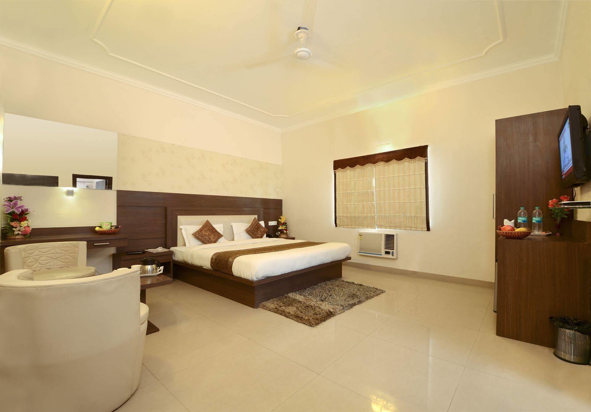 Fabhotel Plus Maniram Palace Агра Экстерьер фото
